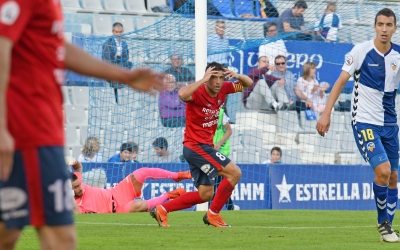 L'exarlequinat Hèctor Simón lamenta una ocasió fallada davant Mackay | Nuri Marguí (UE Olot)